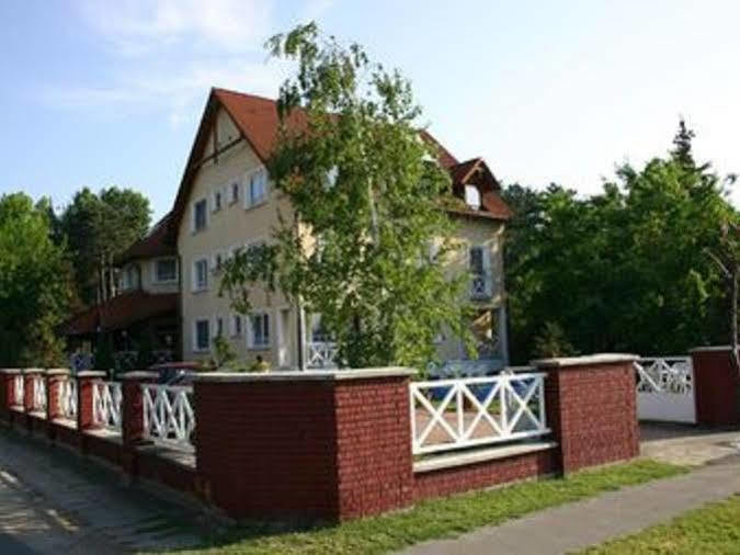 Hotel Francoise Balatonlelle Exteriör bild