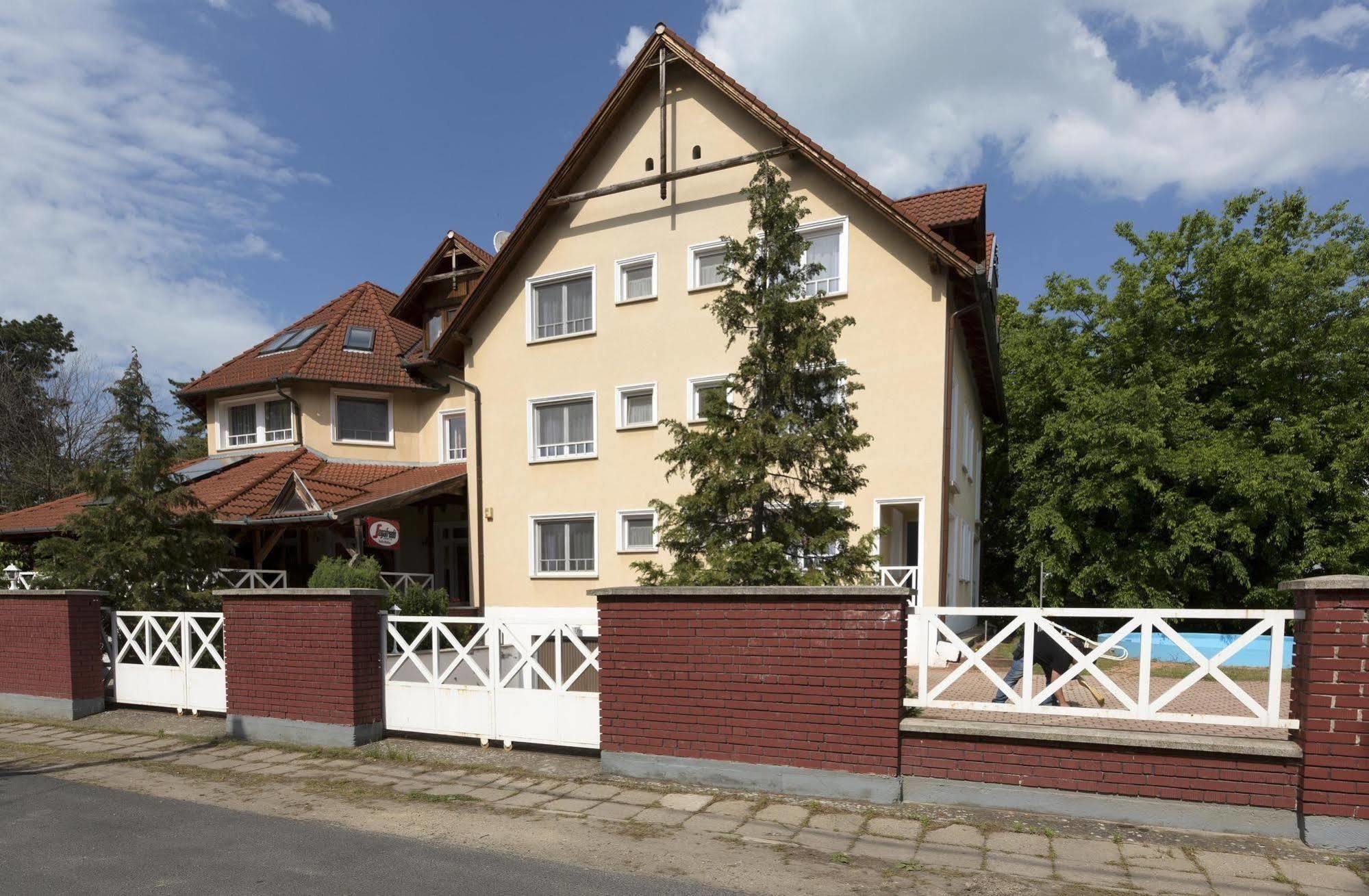 Hotel Francoise Balatonlelle Exteriör bild