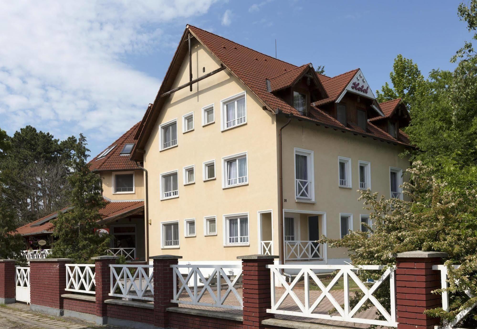 Hotel Francoise Balatonlelle Exteriör bild