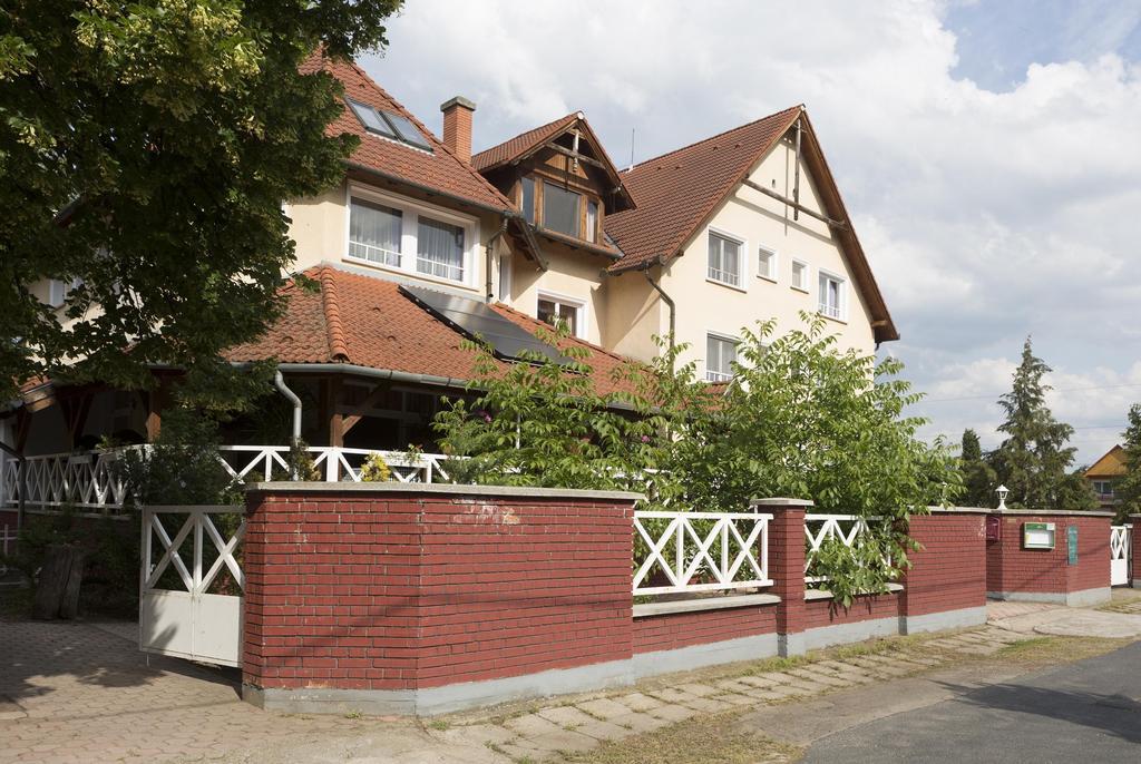 Hotel Francoise Balatonlelle Exteriör bild